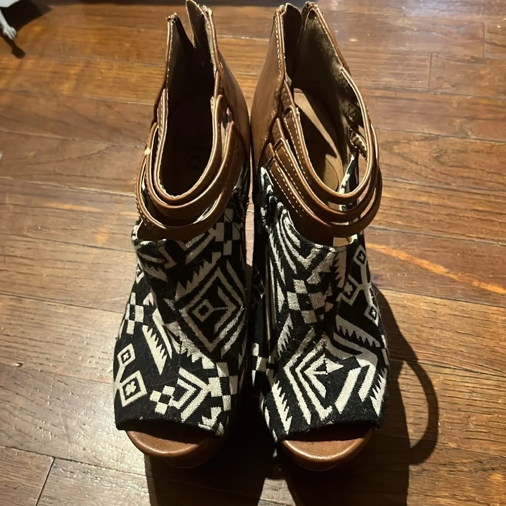 Shoes - Picture 2 of 3